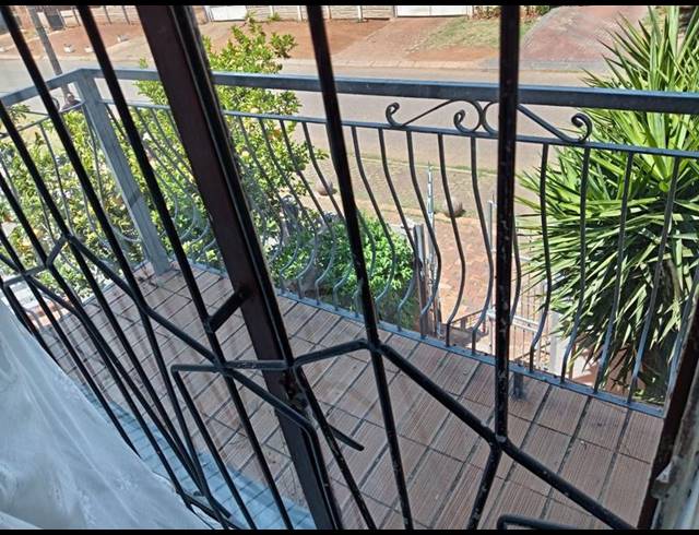 6 BEDROOM HOUSE FOR SALE IN LENASIA EXT 1